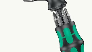 Der bewährte Kraftform-Griff erlaubt ergonomisches und sicheres Arbeiten und ist so kompakt aufgebaut, dass auch in beengten Situationen problemlos geschraubt werden kann. (Bild: Wera)