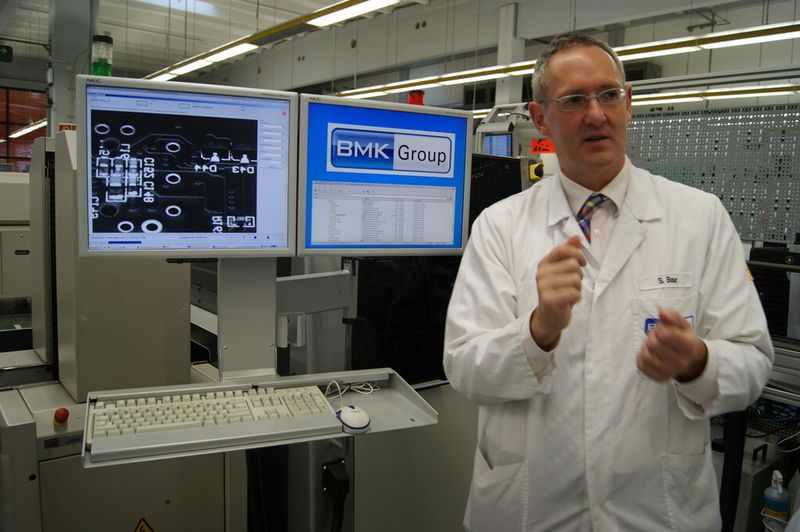 Hier erklärt BMK-Geschäftsführer Stephan Bauer, wie die digitale visuelle Kontrolle funktioniert. (Bild: IT-BUSINESS/Sarah Maier)