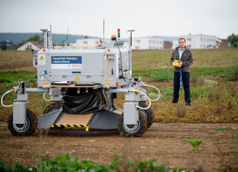 Agrarroboter für Landwirte – In der Landwirtschaft übernehmen immer mehr Maschinen die harten Arbeiten. So auch der Agrarroboter Bonirob von Bosch, der bei der Unkrautbekämpfug auf dem Feld hilft. Seine Sensoren erkennen verschiedene Pflanzen. Durch Lernprozesse kann er Nutzpflanzen von Unkraut unterscheiden. Das Unkraut entfernt der Roboter mechanisch – Gift kommt keines zum Einsatz. (Bosch)