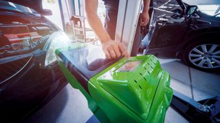 Ein Scheinwerferprüfplatz für die HU muss strengen Vorschriften genügen. Wie ein SEP beschaffen sein muss, regelt nach wie vor eine fast 40 Jahre alte Vorschrift – und das mittlerweile mehr schlecht als recht. Abhilfe soll die längst überfällige neue „Gereäterichtlinie“ schaffen. (Bild: © romaset - stock.adobe.com)