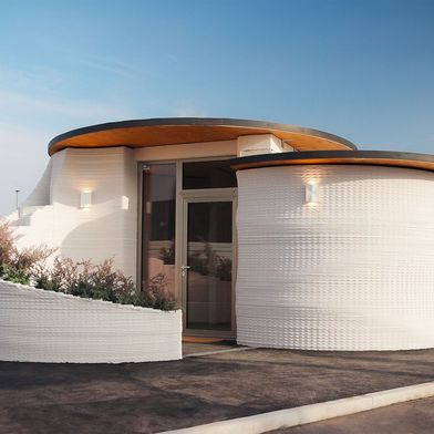 Innerhalb des Logistikparks am Flughafen Bergamo entstand „Ol Casél“: das erste Gebäude für Flughafendienste in Italien, das mithilfe von 3D-Druck gebaut wurde. (Bild: WASP)