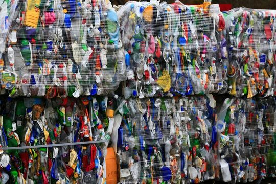 Chemisches Recycling soll Kunststoffabfälle wieder als Rohstoff für die Produktion nutzbar machen.(Bild:  frei lizenziert / Unsplash)