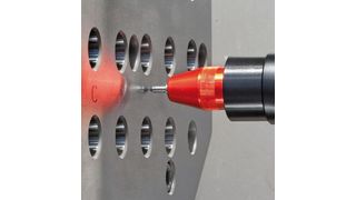 Markator in Aktion: Auch raue und glatte Oberflächen mit Unebenheiten können sicher und gleichmäßig ohne manuellen Höhenausgleich hochwertig und dauerhaft markiert werden. (Bild: Markator)