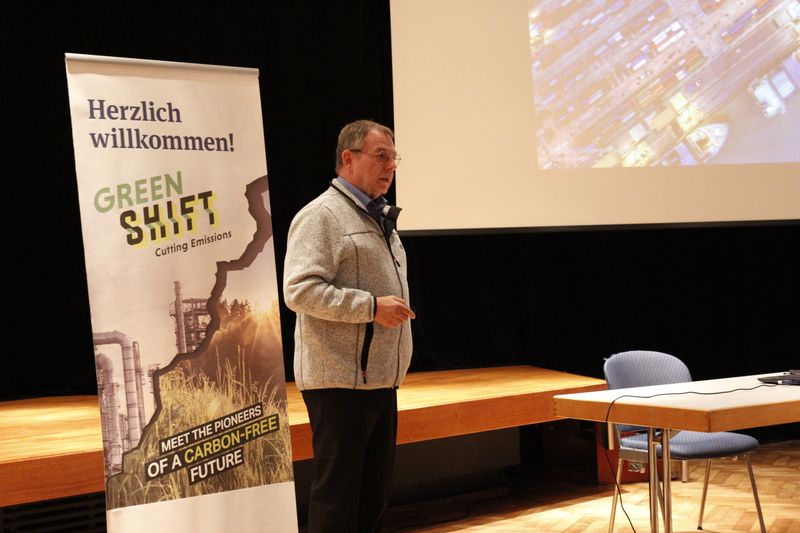 Themenspecial Green Shift: Nachhaltigkeit im Labor Den ersten der sechs Green-Shift-Vorträge hielt Dr. Peter Neurieder von Egnaton. In seiner Keynote ordnete er die Bedeutung von Nachhaltigkeit in einen gesamtheitlichen Kontext ein und stellte das Nachhaltigkeitszertifikat „Egnaton Cert“ für Laborgeräte vor.   Mehr Infos zu den kommenden LAB-SUPPLY-Messen finden Sie auf www.lab-supply.info.  (LABORPRAXIS, C. Lüttmann)