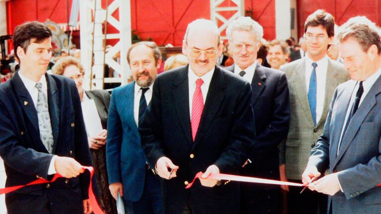 Initiator und treibende Person des gemeinnützigen Vereins Auto + Technik Museum Sinsheim e. V. war Eberhard Layher, der damalige Vereinsvorsitzende und Präsident (3. v. r.). Am 6. Mai 1981 fand die feierliche Eröffnung des Museums statt. (Bild: Technik Museum)