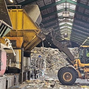 Der Weg von gebrauchten Kunststoffverpackungen aus dem Gelben Sack in hochwertige Kunststoffgranulate besteht aus vielen Schritten.(Bilder:  Netter GmbH)
