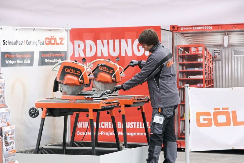 Mit rund 614.000 m² ist die ohnehin größte Messe der Welt seit dem letzten Mal um nochmal 9000m² größer geworden. Zwei Drittel davon fallen auf das Freigelände mit den gigantischen Baumaschinen. In den 18 Hallen der Münchener Messe stellen 3700 Firmen aus 58 Ländern aus. (Richter/konstruktionspraxis)