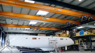 Drei Einträgerlaufkrane von Abus Krantechnik beim Einsatz in der Werft von Construction Navale Bordeaux (CNB) im französischen Bordeaux. (Abus)