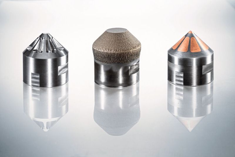 Exakte Kühl- und Heizstränge lassen sich durch Auftragen von Kupfer in Nuten, Überdecken mit Stahl und anschliessendem spanenden Bearbeiten verwirklichen.   (Bild: maikgoering photography)