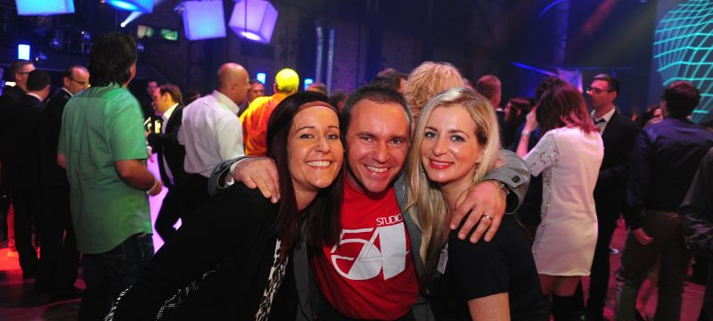 Hahn im Korb ist Frank Driessle, eingerahmt von Diana Herber (l.) und Jennifer Peter (r.). (Bild: Herweck)