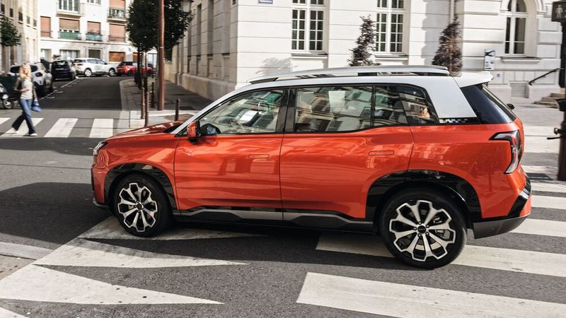 Stadttaugliches Format: Das 4,61 Meter lange SUV beim Zebrastreifen-Ballett in Paris. (Bild: Rightlight Media)
