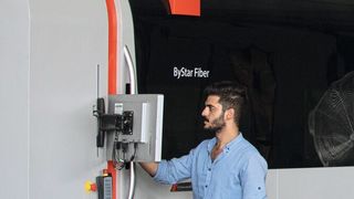 Supervisor Heidar Abdel Moneim kontrolliert die Produktion. (Bild: Roger Anis/Bystronic)