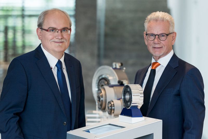Nominiert für den Deutschen Zukunftspreis und mit einer Urkunde ausgezeichnet wurde Thomas Bayer (links) und Manfred Wittenstein für ihre Entwicklung des Galaxie-Getriebes.  (Ansgar Pudenz)