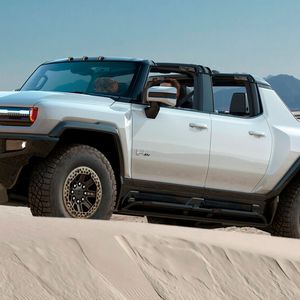 Angetrieben von drei Motoren schnellt der Allrader in sportwagentauglichen drei Sekunden auf 100 km/h.(Bild:  GMC)