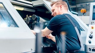 Der VDMA rechnet für 2023 und 2024 mit einem Rückgang der Produktion im Maschinenbau. (Bild: Kzenon - stock.adobe.com)