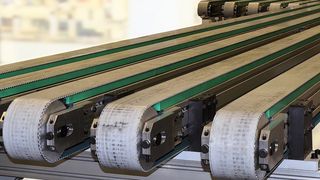 Auf dieser Förderstrecke müssen je ein linkes und ein rechtes gestanztes Stahlblech von einem Stapel auf eine Umformmaschine übergeben werden, was einen sicheren Transport und eine genaue Positionierung der Teile zueinander voraussetzt. (Bild: Mulco)