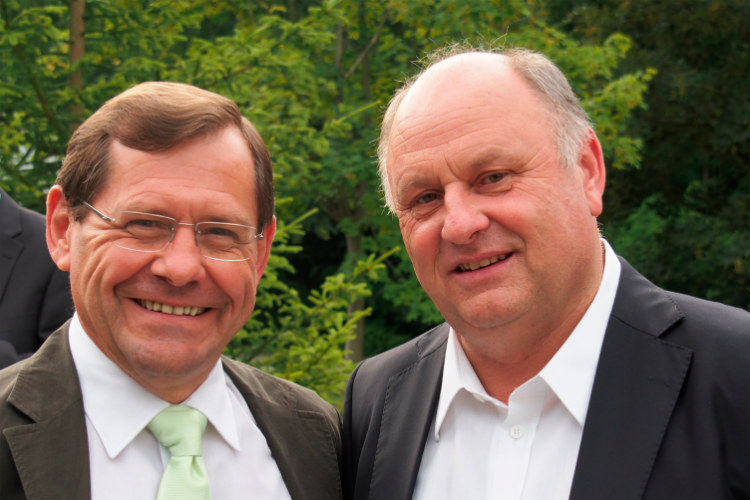 BFC-Vorstand Helmut Peter (re.) begrüßt Axel Berger von der  Car Garantie. (Richter)