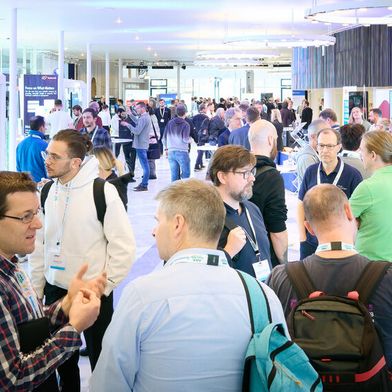 Volle Säle, reger Austausch: Trotz einer spürbaren Konjunkturflaute gerade im Automotive-Bereich fanden sich erneut um die 1000 Teilnehmer in der Stadthalle Sindelfingen zum ESE Kongress 2025 ein. (Bild: Nicolas Det)