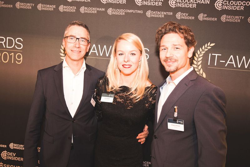 Eva Kanzler (Vogel IT-Medien) umrahmt von den VMware-Mitarbeitern Horst Robertz (links) und Jürgen Schaub. (Bild: artful rooms / VIT)