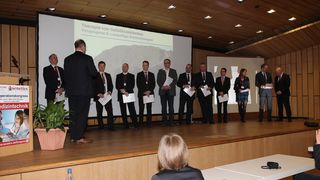 Das sind sie: Alle diesjährigen Gewinner des Innovation Awards in der Kategorie „Innovativstes Produkt, nicht länger als 18 Monate auf dem Markt“. Der Award war in drei Stufen gegliedert, die Auswahlstufe, die Innovationsstufe und die Sieger auf dem Treppchen. Auswahlstufe: LPKF Laser & Electronics AG, Norma Diagnostika GmbH, Weyergans High Care AG, Julius vom Hofe GmbH & Co. KG, Fiagon GmbH, Vimecon GmbH und Xonion GmbH. Innovationsstufe: Yaskawa Europe GmbH und Atmos Medizin-Technik GmbH. (Bild: Finus)