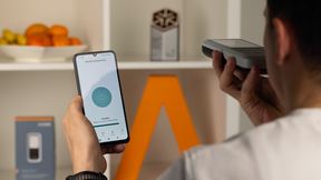 Der Atem-Aceton-Analysator Nutrion wird über eine Smartphone-App bedient und ermöglicht die selbstständige Messung von Atemaceton als Biomarker des Fettstoffwechsels. (Bild: Alivion AG)
