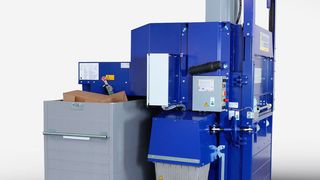 Ursprünglich für den Handel entwickelt, wird der „AutoLoadBaler“ inzwischen auch in Industrie, Lager und Logistik eingesetzt. (Bild: Strautmann)