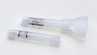 Der Salivagene Collector besteht aus einem Röhrchen, das mit einem festen, lyophilisierten DNA-Stabilisierungspuffer gefüllt ist, und einem Trichteraufsatz für die leichte und sichere Probenabgabe.  (Bild: Stratec)