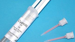 Panacol erweitert ihr Sortiment an Sekundenklebstoffen um drei neu entwickelte 2-Komponenten-Klebstoffe auf Cyanacrylat-Basis. (Bild: Panacol)