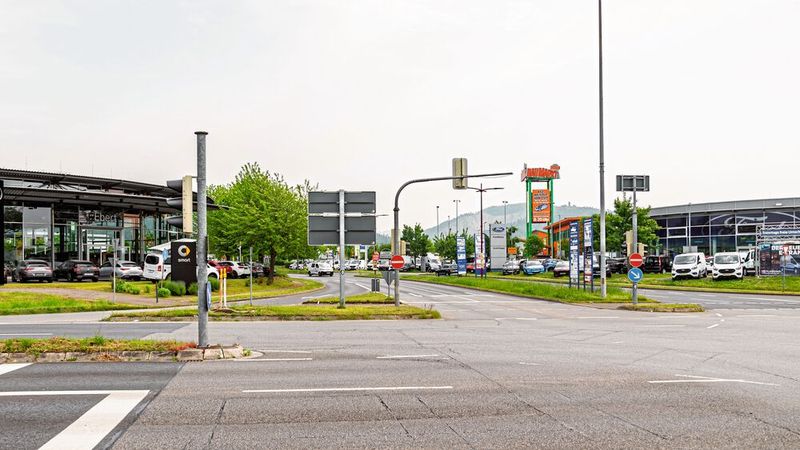 Im Gewerbegebiet in Weinheim liegen sich an einer viel befahrenen Straße der Knapp-Betrieb (im Bild rechts) und der Ebert-Hauptsitz (links) direkt gegenüber. (Bild: Björn Reiss/Auto Ebert)