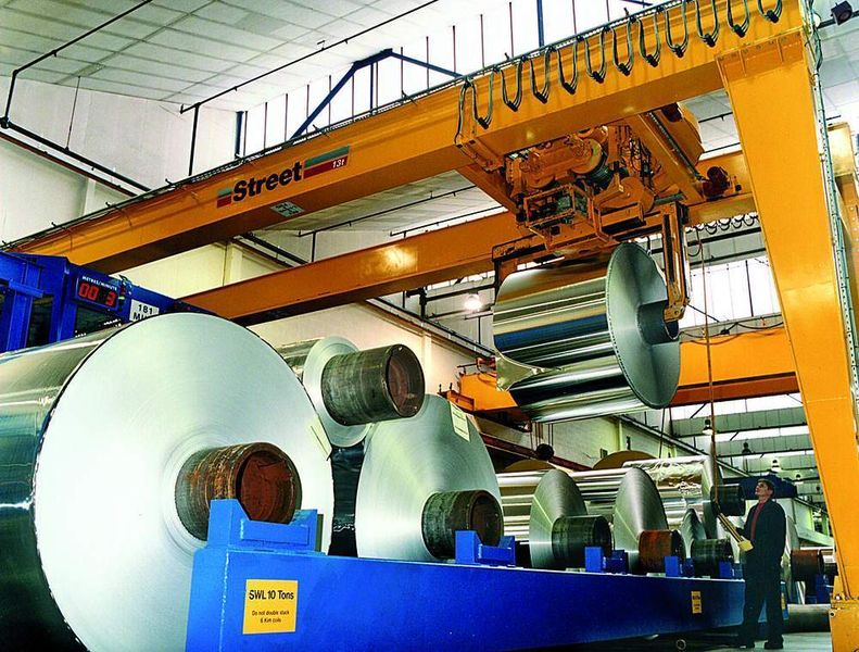 In diesem Werk werden Aluminium-Coils per Schienenkran mit elektronischer Gleichlaufregelung bewegt. (Archiv: Vogel Business Media)
