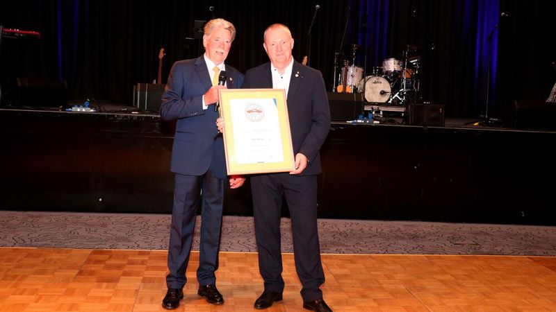 Schließlich erhielt auch ZKF-Präsident Peter Börner die ZKF Ehrennadel in Gold. (Bild: Klasing)