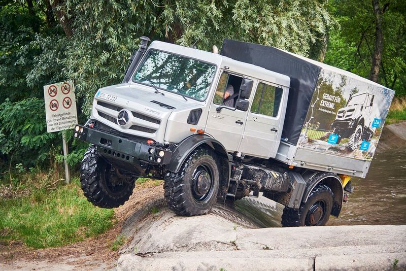 Mitte der 90er-Jahre kam es zu einer strategischen Neuausrichtung. Während der Unimog bisher als Allzweckfahrzeug für den Ganzjahreseinsatz und vor allem für die Landwirtschaft konzipiert war und die Baureihen sich vor allem in Leistung, Größe und Gewicht unterschieden, wird seither auf zwei Produktlinien gesetzt, die sich nach Einsatzzweck unterschieden: den hochgeländegängigen Unimog und den Unimog-Geräteträger. (Bild: Daimler Truck)