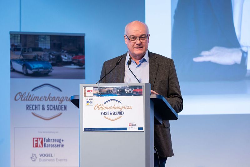 Konrad Wenz, Chefredakteur der »Fahhrzeug & Karosserie«, führte durch den Oldtimerkongress 2018. (Stefan Bausewein)