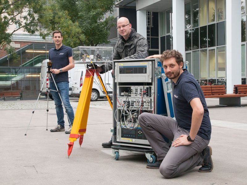 Das neuentwickelte Messgerät mit Stefan Tauber, Johannes Ofner und Christoph Gasser (v.l.n.r.). (Bild: TU Wien)