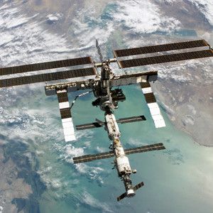 Bild 1: Die Internationale Raumstation ISS (International Space Station) kreist in etwa 400 km Höhe in rund 91 Minuten einmal um die Erde und soll mindestens bis 2020 betrieben werden.(Bild:  NASA)