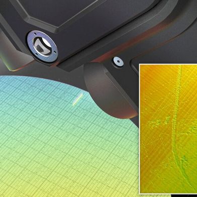 Bei der Material- und Oberflächenkontrolle müssen Fehlerquellen in nm-Bereich sicher detektiert werden. Dementsprechend muss das Zusammenwirken von Positioniersystem und 3D-Messtechnik perfekt erfolgen. Selbst stark spiegelnde oder transparente Oberflächen dürfen nicht zu Fehlern führen. (Bild: LMI und PEAK Metrology)