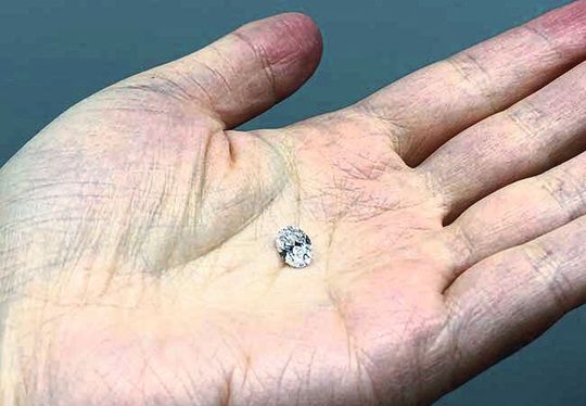Dieser Diamant aus Botswana verriet Wissenschaftlern, dass in mehr als 600 Kilometern Tiefe erhebliche Mengen an Wasser im Gestein gespeichert sind. Dieser Diamant aus Botswana verriet Wissenschaftlern, dass in mehr als 600 Kilometern Tiefe erhebliche Mengen an Wasser im Gestein gespeichert sind.
