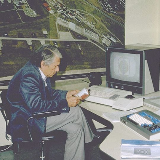 Herbert W. Franke bezeichnete sich selbst als „Dinosaurier der Computerkunst“. Herbert W. Franke bezeichnete sich selbst als „Dinosaurier der Computerkunst“.