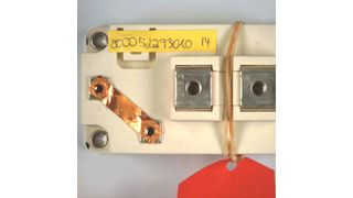 Bild 1: Ärgerlich – der nicht entfernte ESD-Streifen unten links verhindert, dass der Halbleiter wie gewünscht funktioniert. Mehrere Module landeten unnötiger Weise mit dem Vermerk „Gate-Emitter verbunden“ in der Retouren-Analyse. (Bild: Infineon)