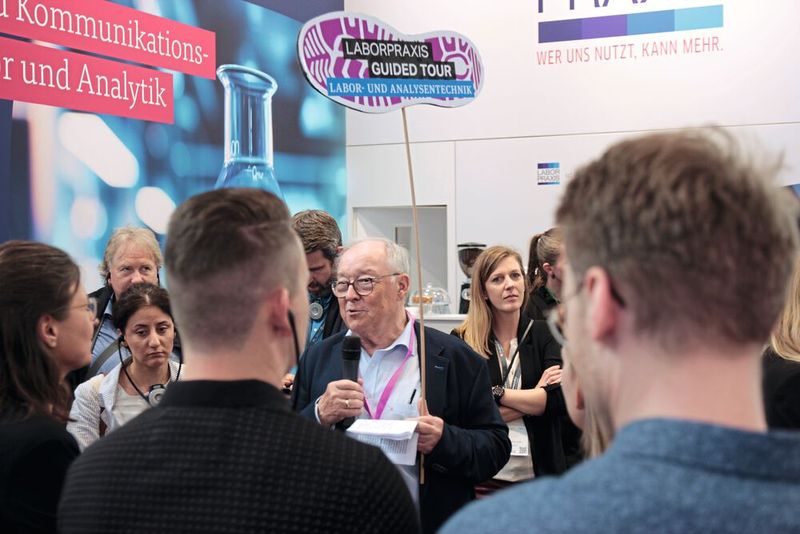 Der Tour-Guide Ludwig Springauf führte die Teilnehmer bei jeder Tour zu vier ausgewählten Ständen. (Bild: VCG – C. Lüttmann)