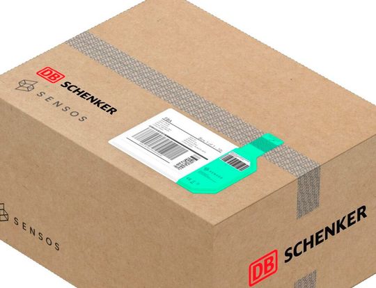 Ein innovatives Tracking-Etikett von Sensos nutzt jetzt der Logistikdienstleister DB Schenker, um den Status von Sendungen zu checken. Die Technik ist so winzig, dass sie im Rahmen eines dünnen Aufklebers genutzt werden kann. Hier mehr Details.(Bild:  DB Schenker)