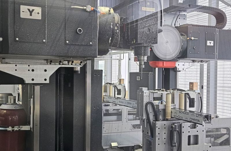 Hier werden auf der Schüco AS 100 gerade Verbindungslöcher eingebracht, um die Profile im Anschluss nageln und verkleben zu können.(Bild:  Pröchel)