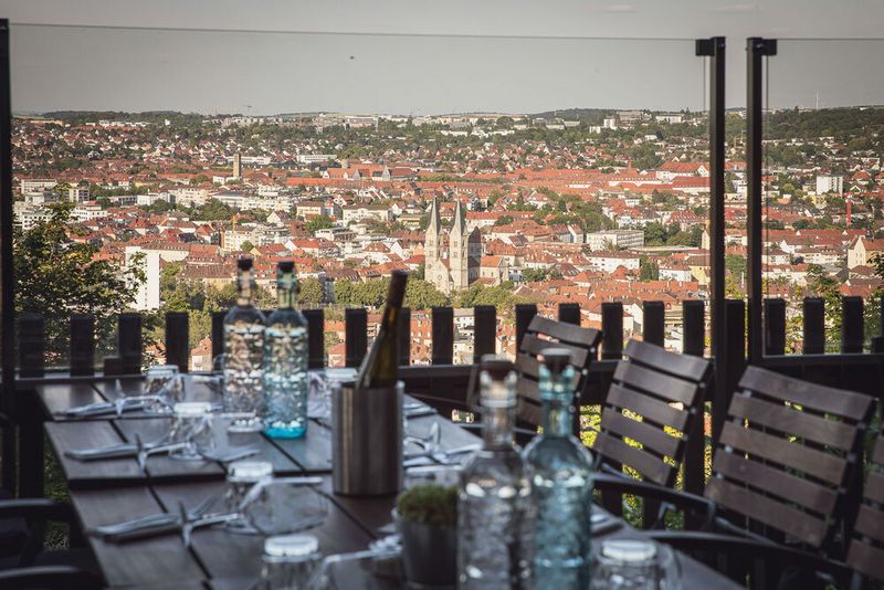Anwenderkongress Steckverbinder 2023: Die Abendveranstaltung am Dienstag auf dem Nikolaushof mit Blick über Würzburg. (Bild: Stefan Bausewein)