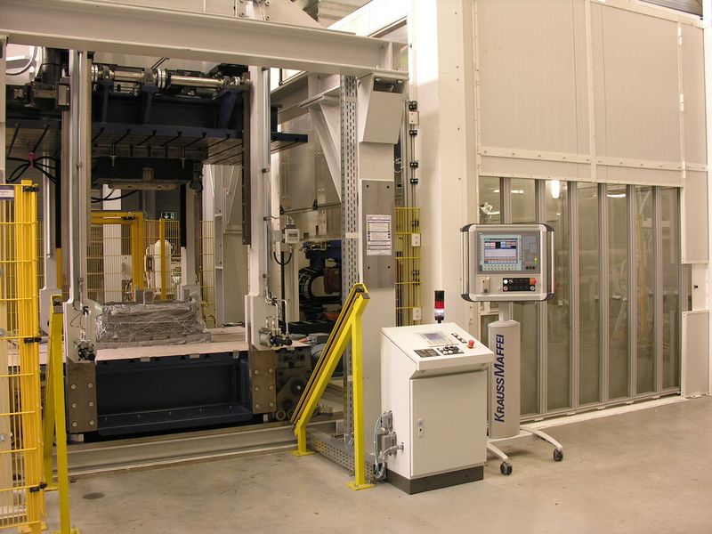 In diesem PUR-Verarbeitungszentrum werden sowohl die Deckschichten als auch der Sandwichkern prozessintegriert erzeugt und miteinander verbunden. (Bild: Geller)