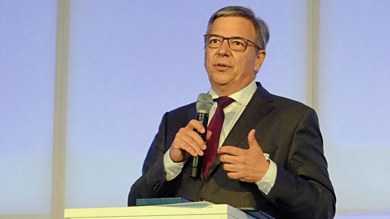 Wiesbadens Oberbürgermeister Gert-Uwe Mende sprach am Freitagabend die Grußworte und würdigte die Bedeutung des Kfz-Gewerbes für die Stadt.  (Bild: Zietz/»kfz-betrieb«)