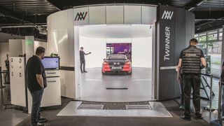 Im Twinner-Shop in Berlin lassen Kunden ihr Fahrzeug scannen und automatisiert eine Verkaufsanzeige erstellen. Diesen Service können auch Händler nutzen. (Bild: Twinner)