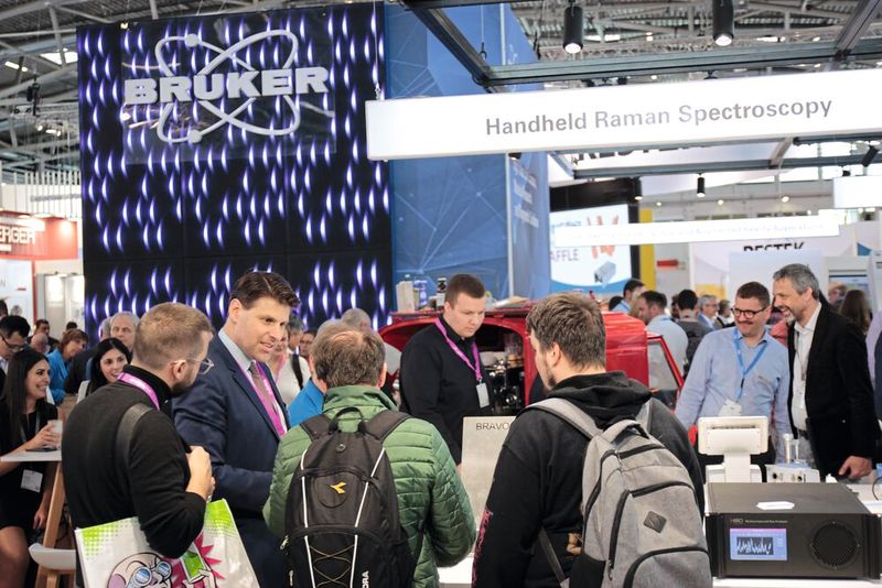 Auch große Messestände wie der von Bruker waren schnell voll mit Interessierten, die sich über die neusten Geräte informierten. (Bild: VCG – C. Lüttmann)