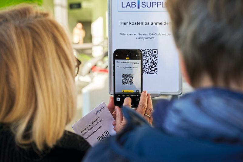 Besucher, die sich noch nicht kostenfrei registriert hatten, konnten dies schnell auf der Messe mithlife eines QR-Codes nachholen.   Mehr Infos zu den kommenden LAB-SUPPLY-Messen finden Sie auf www.lab-supply.info (Bild: EYE AM CHRIS)