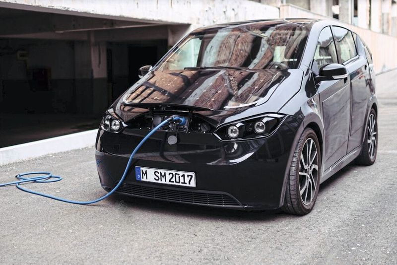Bis das E-Auto von seinen Solarzellen geladen wird, dauert es etwas zu lang. Entsprechend saugt der Sion auch Strom aus der Steckdose. (Bild: Sono Motors)