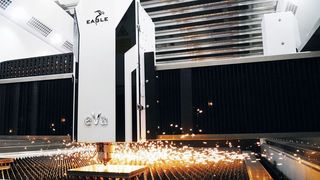 Als Lichtquelle kommt im Eagle-Cutter der Faserlaser zum Einsatz, der gratfreies Schneiden von Blechen unterschiedlicher Stärke sowie präzise, schmale Schnittfugen ermöglicht. (Power-Tech, Polen)